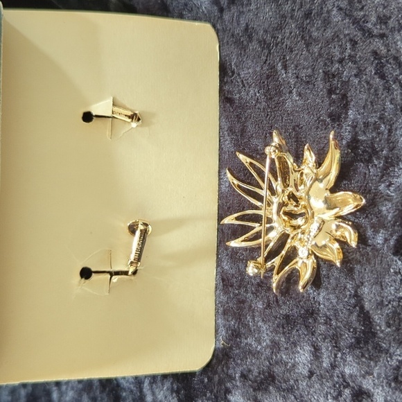 Sarah Coventry 1969 Demi-Flower Vtg. Gold Tone Flower Brooch & Clip-On Earrings - Picture 4 of 9